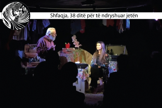 Shfaqja nga Teatrit Zonja e Bujtinës, 38 ditë për të ndryshuar jetën, me autor Giuseppe Della Misericordia, Regjisor & aktor Naun Shundi, aktore Raimonda Shundi, Kostumet dhe skenografia Ersa Kana, Muzika Endri Sina